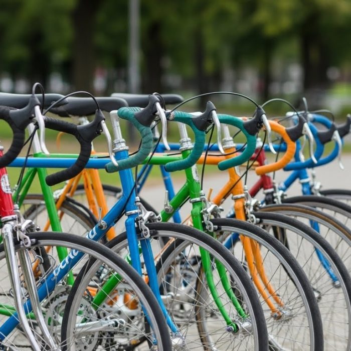 Kolorowe rowery po malowaniu zaparkowane w stojaku rowerowym